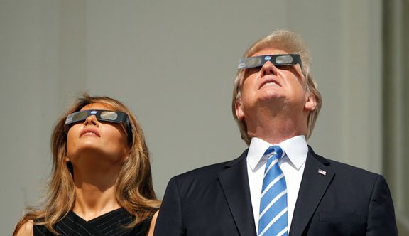 Americký prezident Donald Trump s manželkou Melanií sleduje zatmění Slunce.