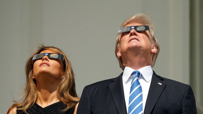 Americký prezident Donald Trump s manželkou Melanií sleduje zatmění Slunce.