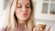 Aneta v rámci To neni možný prodává Liluky, cookies, sušené ovoce, bonbony, speciální datle i doplňkový merch.
