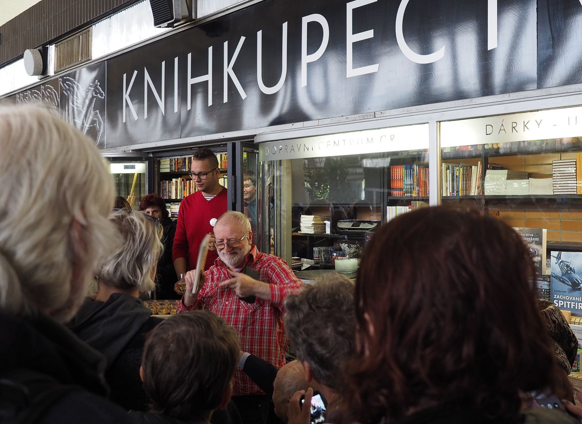Jindra Hojer křtí v Pardubicích svou knihu hlavolamů