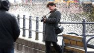 Fotograf ve skotském Obanu raději ustupuje před vlnami, které žene vichr bouře Floris. Pobřeží s teplotami do 11 °C zcela kontrastuje s rozpáleným španělským létem.