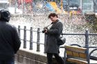 Fotograf ve skotském Obanu raději ustupuje před vlnami, které žene vichr bouře Floris. Pobřeží s teplotami do 11 °C zcela kontrastuje s rozpáleným španělským létem.