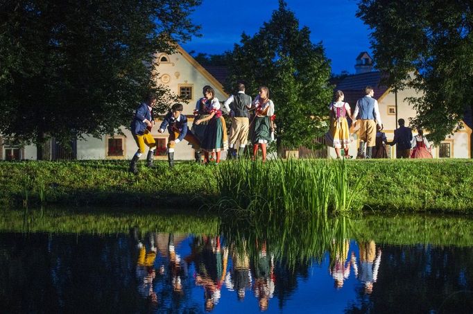 Kromě Selských slavností se v Holašovicích tradičně koná slavnost slunovratu a keltská ohňová noc a také představení Prodaná nevěsta (archivní fotografie).