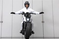 Motorka od Hondy nepotřebuje stojan a může vás následovat jako věrný pejsek