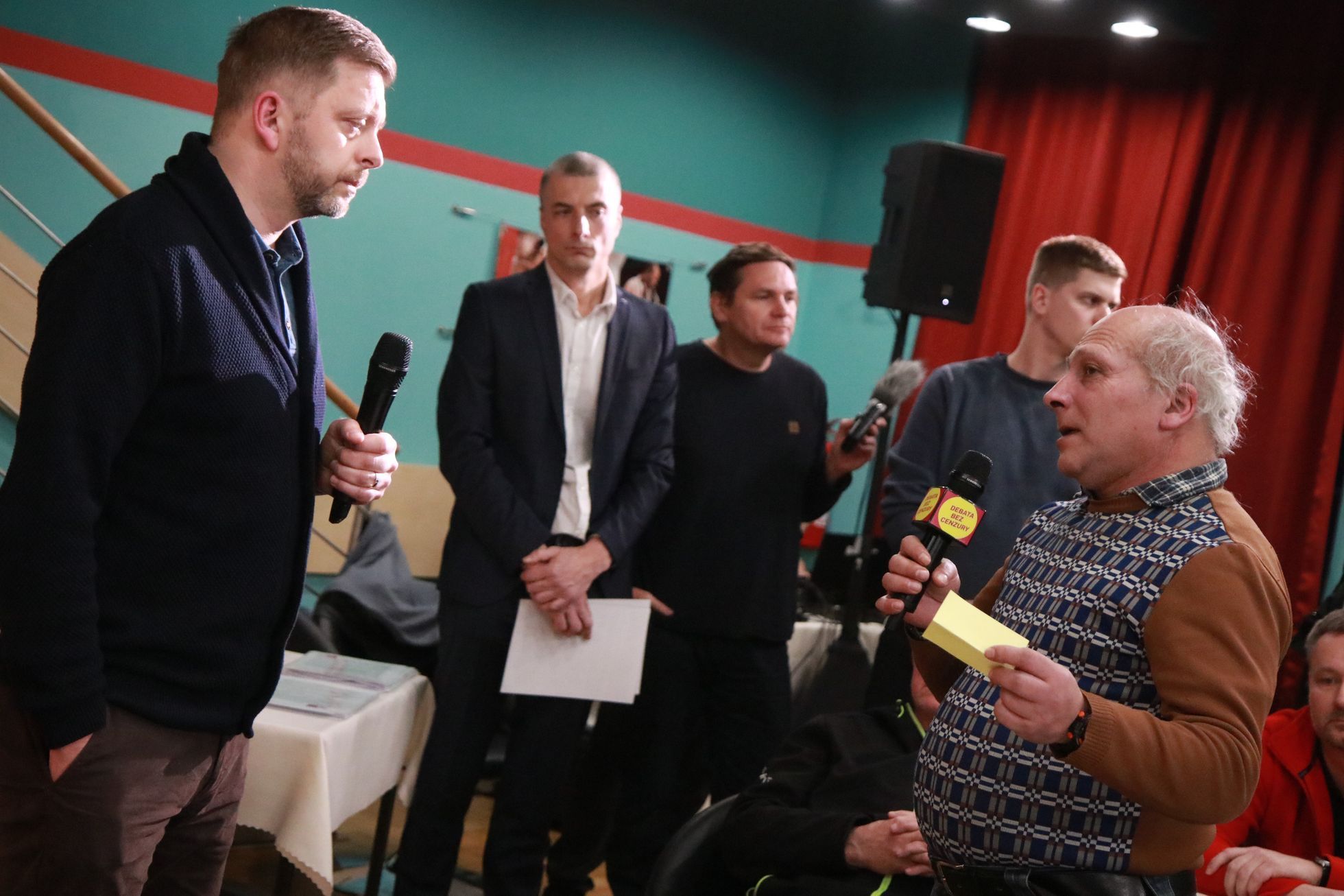 Předseda STAN a ministr vnitra Vít Rakušan při debatě s lidmi v Sokolově