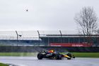 Pilot formule 1 Max Verstappen při honičce s nejrychlejším závodním dronem na světě. Vše se odehrálo na britském závodním okruhu v Silverstone (únor 2024).