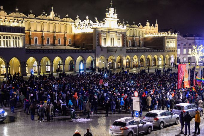 Protesty v Polsku kvůli vraždě primátora - snímek je z Krakova