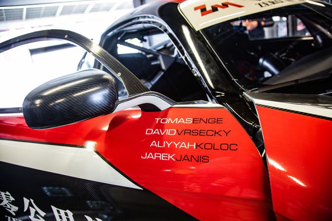 Jméno Jarka Janiše na dveřích Mercedesu GT3 týmu Buggyra (2020)