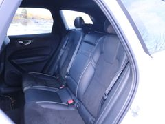 Nová generace XC60 je teď uvnitř prostornější, znát je to hlavně na zadních sedadlech.