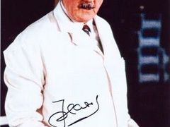 John Cleese jako potrhlý vynálezce Q