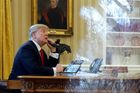 Trump: Každý hovor s Putinem je dobrý, pak ale spadne na Kyjev bomba a rozzlobím se