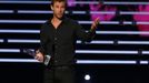 Chris Hemsworth accepts the award for favorite action movie actor at the People's Choice Awards 2016 in Los Angeles