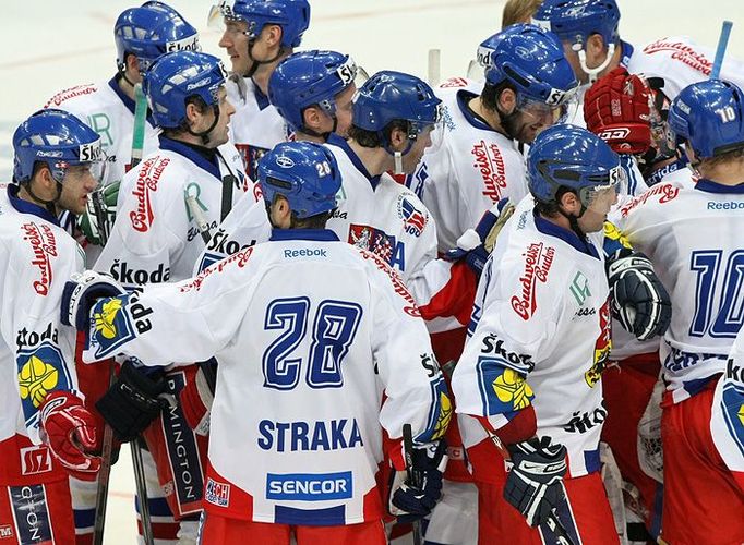 Kapitán Martin Straka (#28) se raduje spolu s českými reprezentanty z vítězství 7:0 nad Slovenskem.