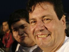 Kolumbijský zákonodárce Orlando Bertlan poté, co byl osvobozen na letišti v Caracasu.