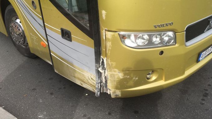 Autobus vyvázl jen menším poškozením.