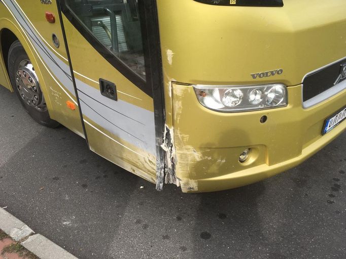 Autobus vyvázl jen menším poškozením.