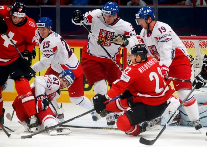 Hokej, MS 2013, Česko - Švýcarsko: Jakub Nakládal (87)  - Nino Niederreiter