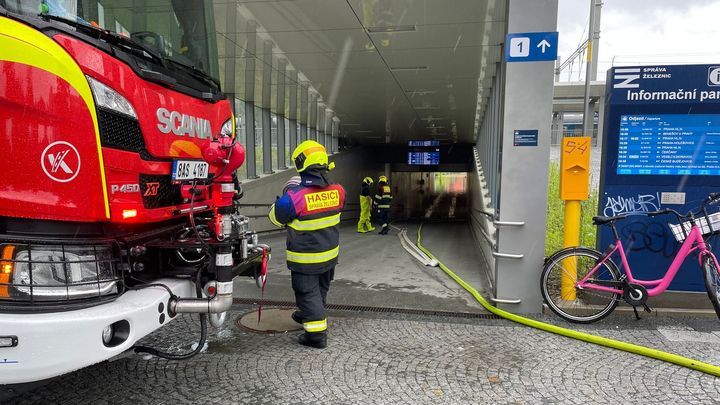 V Praze a na Plzeňsku hrozí záplavy. Hasiči odčerpávají vodu z vršovického nádraží; Zdroj foto: Jan Hejl