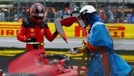 Carlos Sainz junior u havarovaného Ferrari v tréninku na VC Kanady F1 2023