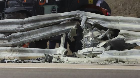 Díra ve svodidlech, kterou udělal Haas Romaina Grosjeana ve Velké ceně Bahrajnu formule 1