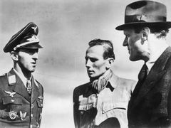 Konstruktér Willy Messerschmitt (vpravo) rozmlouvá v roce 1940 s důstojníky Luftwaffe.