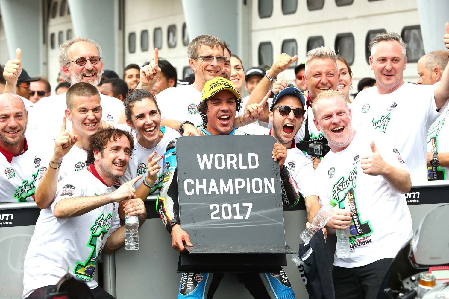 Franco Morbidelli slaví titul mistra světa Moto2 pro sezonu 2017