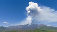 Etna je nejvyšší a nejaktivnější sopka Evropy. Její výška se mění s každou erupcí, která přetváří krátery. V září dosáhl kráter Voragine na východním okraji výšky 3403 metrů nad mořem. Na vrcholu Etny se nacházejí tři hlavní krátery: Voragine, South East a North East.