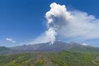 Etna je nejvyšší a nejaktivnější sopka Evropy. Její výška se mění s každou erupcí, která přetváří krátery. V září dosáhl kráter Voragine na východním okraji výšky 3403 metrů nad mořem. Na vrcholu Etny se nacházejí tři hlavní krátery: Voragine, South East a North East.
