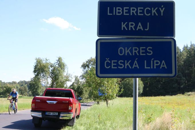 Silnice na dvou místech vyjíždí z hranic Libereckého kraje a zase se do něj vrací. Vždy se přitom změní charakter povrchu.