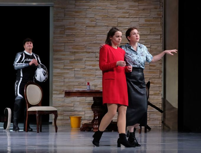 Pavla Beretová jako dcera Anna a Zuzana Stivínová v roli Vassy Železnovové.