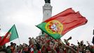 Portugalci oslavují vítězství nad Anglií v Gelsenkirchenu.