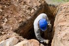 Lidé, kteří nenosí roušky, musí v Indonésii kopat hroby pro oběti koronaviru