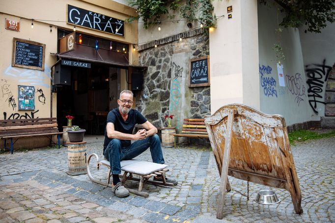Prahu vnímá jako svůj domov. "Mám tady přátele, práci a taky tři dcery," říká.