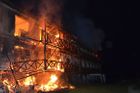 U Chebu hořel hotel Stein, oheň zničil celé křídlo. Českým hasičům museli pomáhat němečtí kolegové