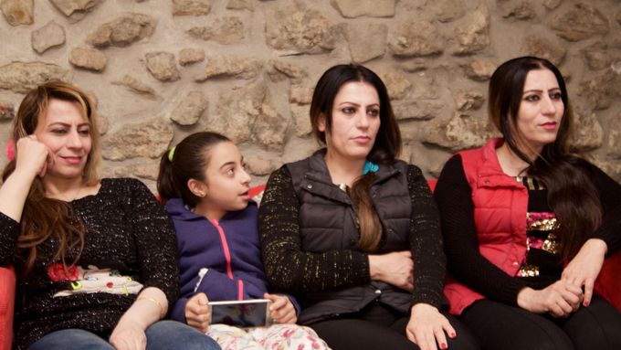 Halah, Salwa a Hanaa v hostelu v centru Brna, kde přechodně žijí.