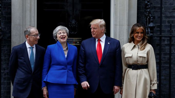 Britská premiérka Theresa Mayová a Donald Trump.