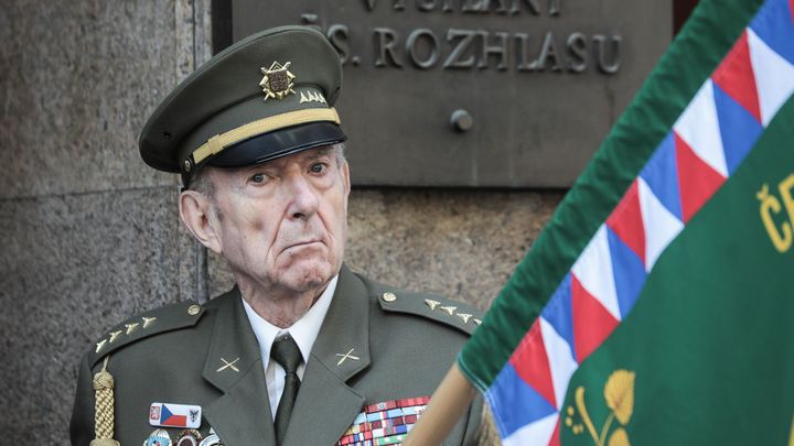 Výročí okupace obrazem. Babiš, Zeman ani ministři před budovu rozhlasu nepřišli