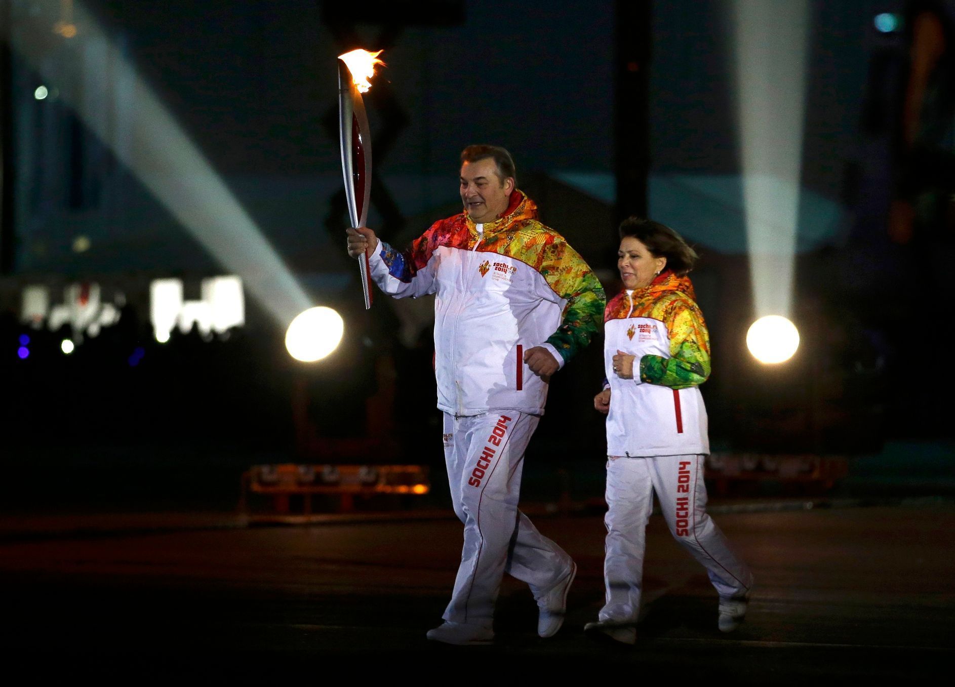 Soči 2014, zahájení: olympijská pochodeň (Vladimír Treťjak a Irina Rodninová)