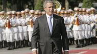 George Bush právě přiletěl na návštěvu Vietnamu - je po Billu Clintonovi teprve druhým prezidentem USA, který tak učinil.