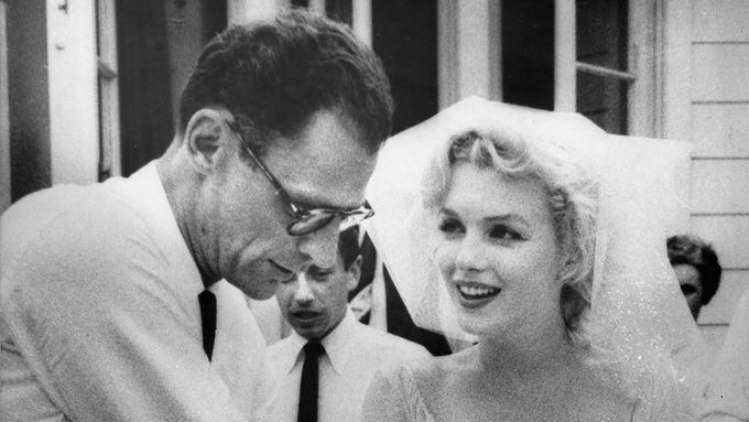 Snímek pochází ze svatby Arthura Millera s Marilyn Monroe roku 1956.