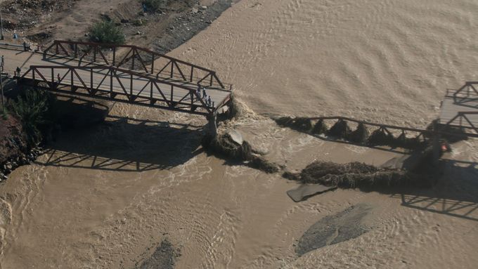 Záplavy a následné sesuvy půdy zničily most přes řeku Virú na severu Peru.