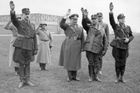 Ernst Röhm (třetí zprava) a pozdější velitel říšského letectva Luftwaffe Hermann Göring (vlevo od něj) na snímku z letiště v Mnichově. Pod Röhmovým velením se SA postupně profesionalizovaly. V roce 1925 se z nich vyčlenila elitní složka, ochranný oddíl SS (Schutzstaffel) pod velením Heinricha Himmlera.