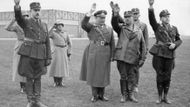 Ernst Röhm (třetí zprava) a pozdější velitel říšského letectva Luftwaffe Hermann Göring (vlevo od něj) na snímku z letiště v Mnichově. Pod Röhmovým velením se SA postupně profesionalizovaly. V roce 1925 se z nich vyčlenila elitní složka, ochranný oddíl SS (Schutzstaffel) pod velením Heinricha Himmlera.