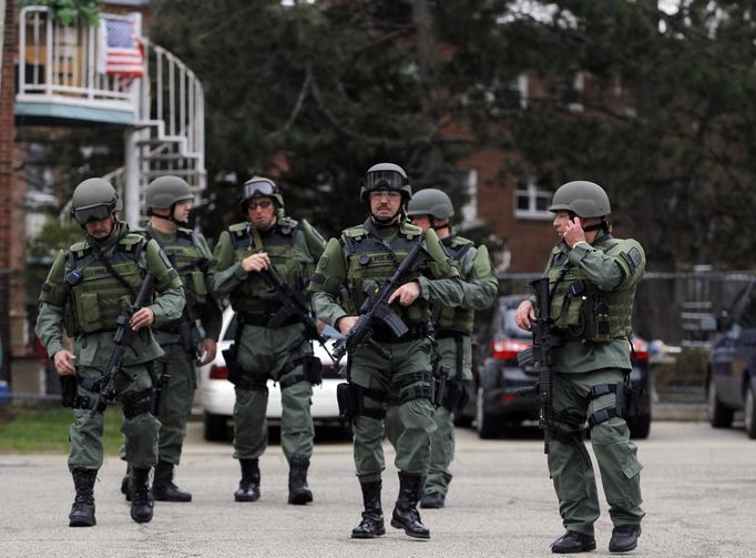 Jednotka SWAT při policejní patrole ve Watertownu.