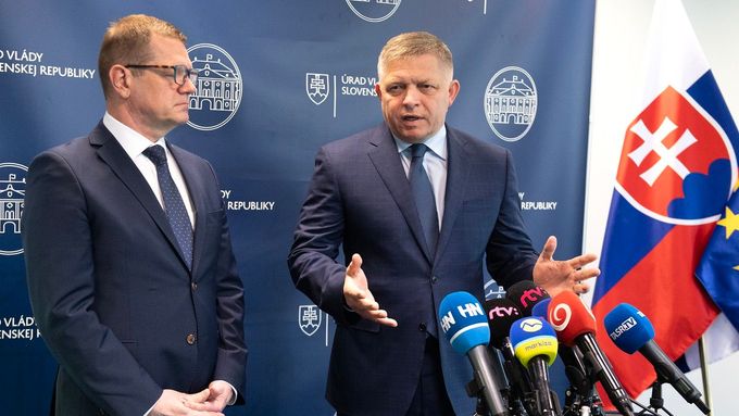 Slovenský vicepremiér Peter Kmec a premiér Robert Fico.