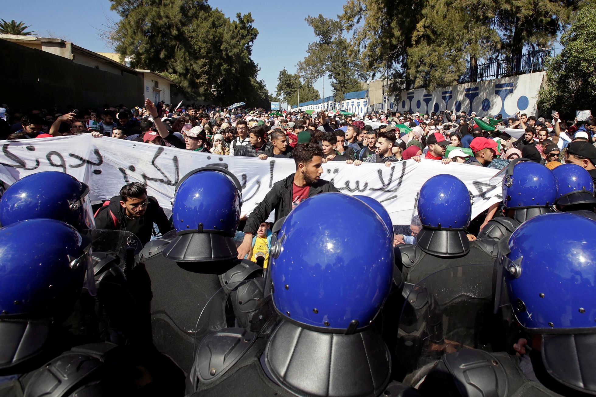 Demonstrace začaly v mnoha alžírských městech v únoru. Prezidentské volby se uskuteční v polovině dubna.