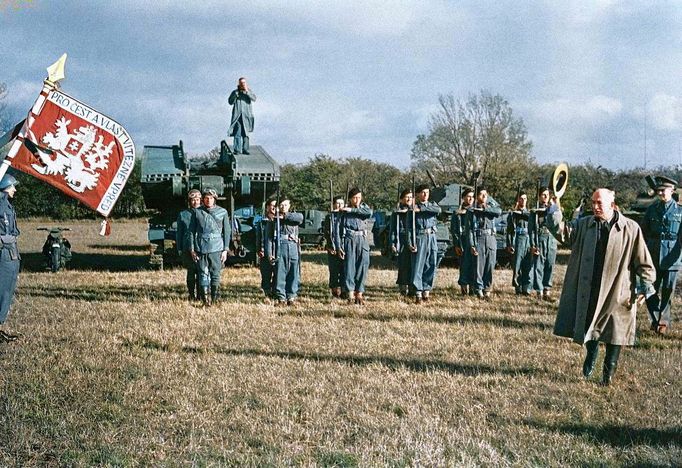 Prezident Edvard Beneš během přehlídky mechanizovaných jednotek československé armády v Anglii v roce 1943. Kolorováno