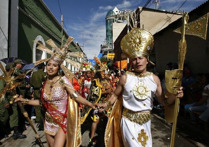 Tanečníci ze skupiny "Incas" během karnevalu v Bolívii.