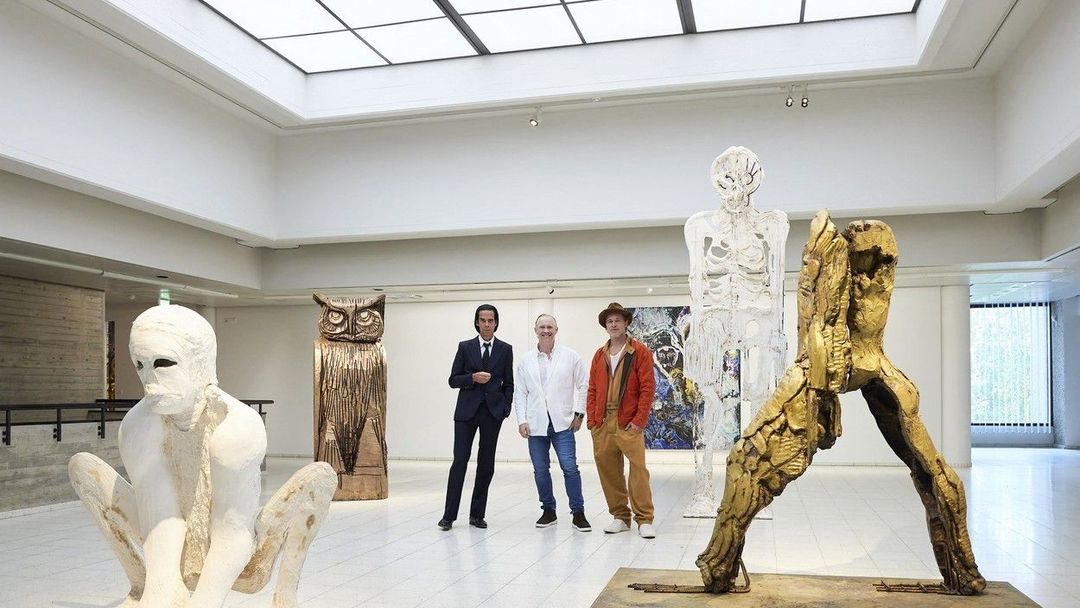 Britský umělec Thomas Houseago s hercem Bradem Pittem a hudebníkem Nickem Cavem v tamperské galerii.