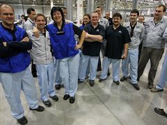 Zaměstnanci firmy Hyundai po slavnostním spuštění výroby v Nošovicích.